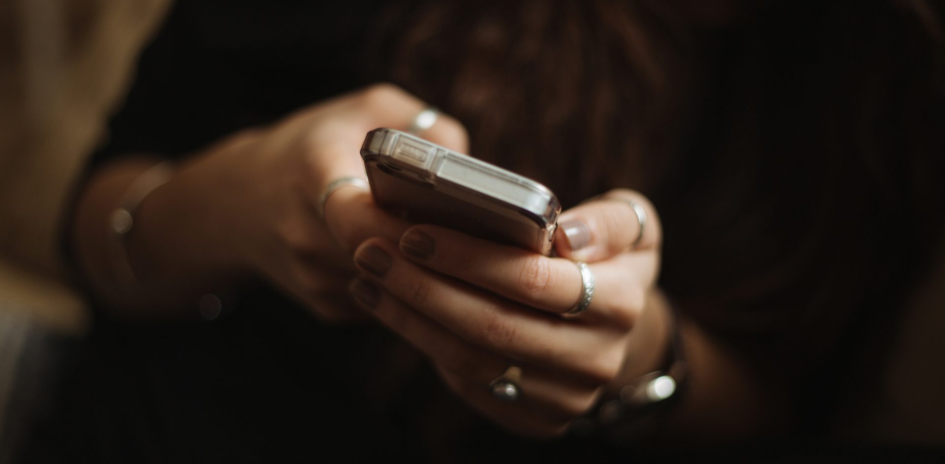 A person holds a smartphone in her hand. Photo by Priscilla Du Preez